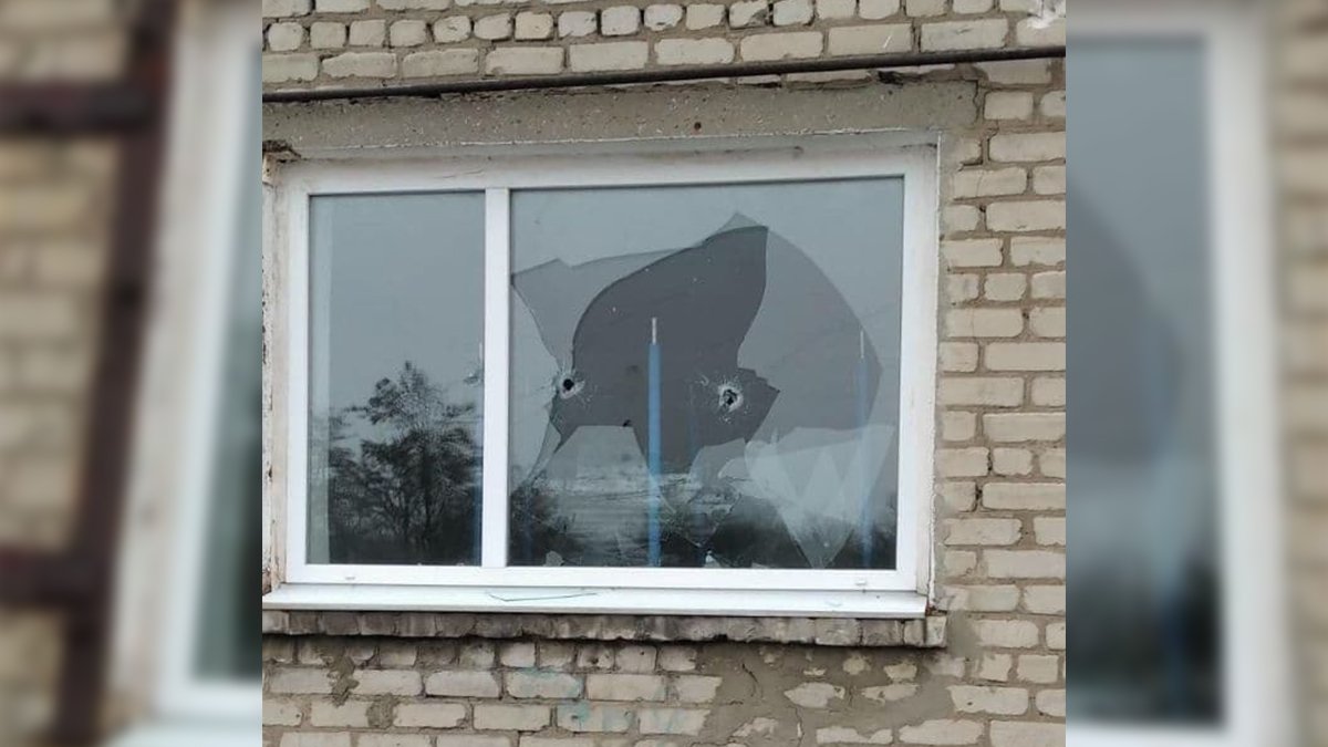 Бойовики РФ обстріляли ліцей у Луганській області: 8 учнів та 2 співробітники сховалися у підвалі