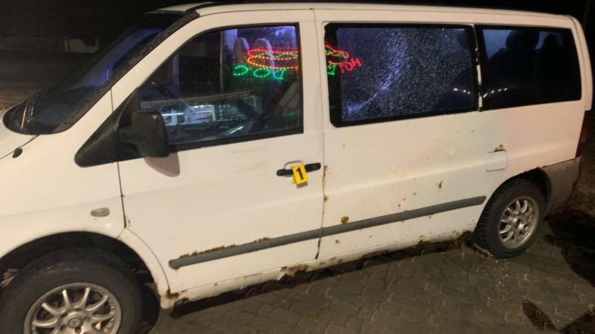 На Львівщині хлопець обстріляв мікроавтобус: у салоні було 6 пасажирів