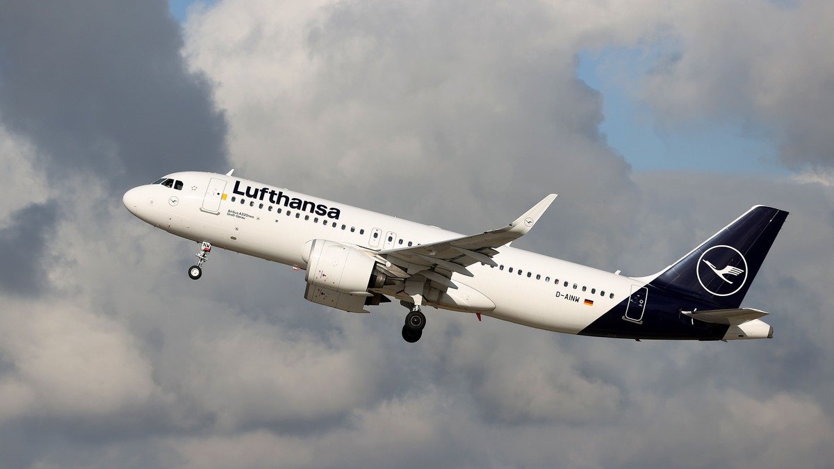 Німецька авіакомпанія Lufthansa призупинила польоти в Україну