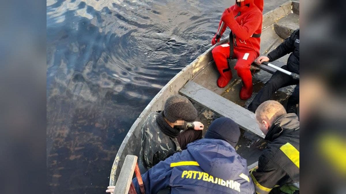 На Київщині двох хлопців понесло на крижині від берега: один із них мало не потонув