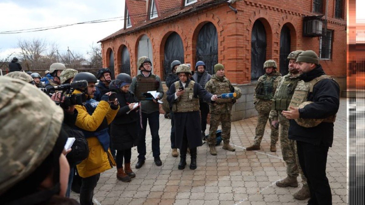 Арахамия, Монастырский и иностранные журналисты попали под обстрел на Донбассе