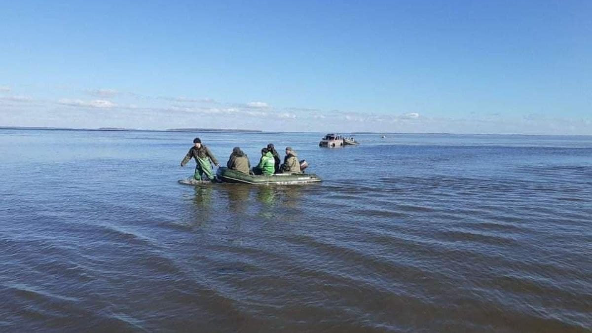 В Черкасской области восьмерых рыбаков унесло на льдине от берега
