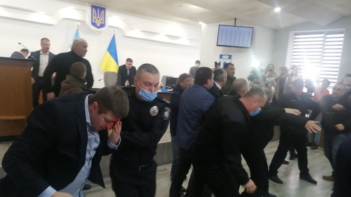 Депутаты устроили драку на сессии горсовета в Ровно: подробности и видео