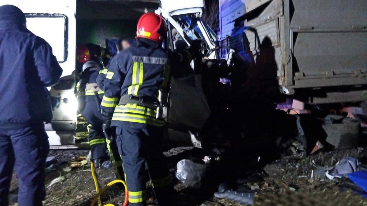 В Донецкой области микроавтобус влетел в припаркованный грузовик: погибли 4 человека, ещё 3 — в больнице