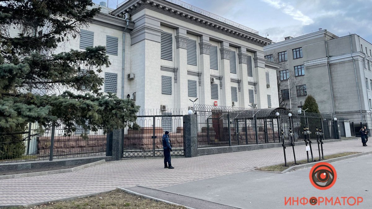 Посольство РФ в Киеве «закончилось»: здание закрыли, а триколор сняли с флагштока