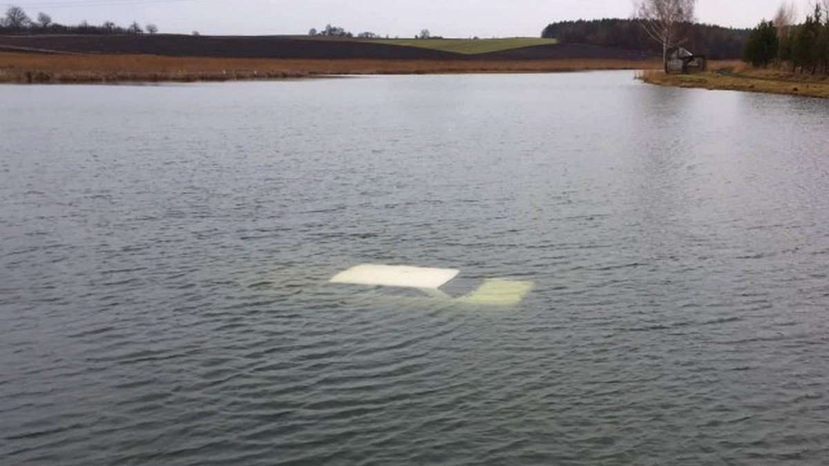 В озері на Волині знайшли затоплений ВАЗ із мертвим чоловіком усередині