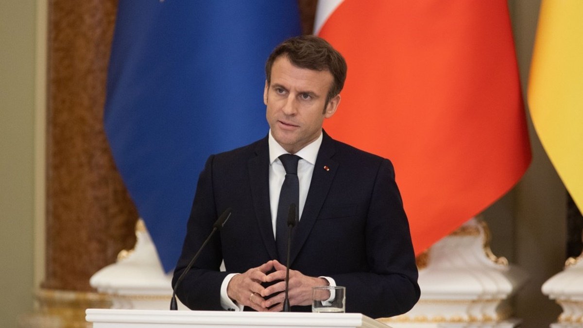 Президент Франції Макрон просить припинити війну і скликає раду з безпеки через вторгнення РФ в Україну