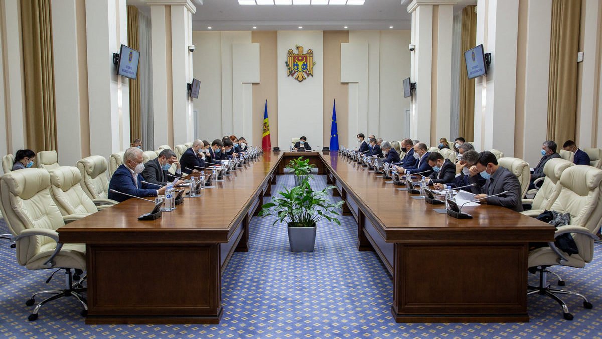 Молдова ввела чрезвычайное положение из-за нападения РФ на Украину: страна готова принимать беженцев