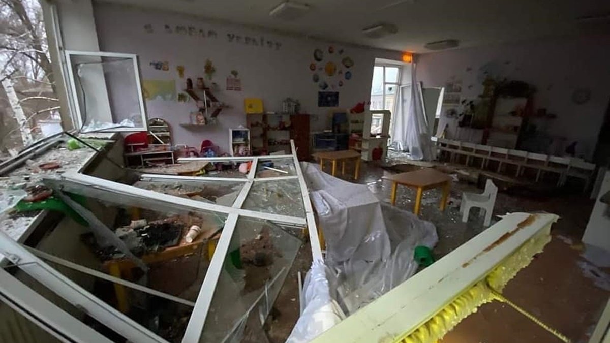 В Сумской области ураганами обстреляли детский сад и укрытие: есть погибшие и тяжелораненые дети