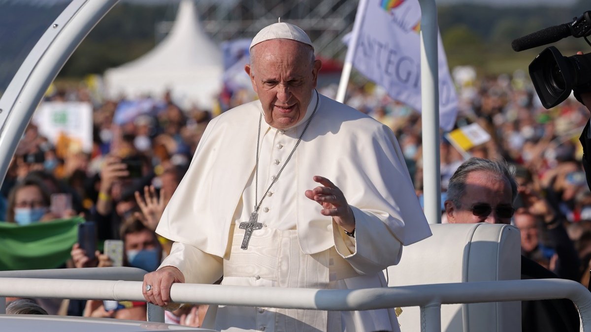 «У меня сильно болит сердце»: Папа Римский приехал в посольство РФ и высказался о войне в Украине