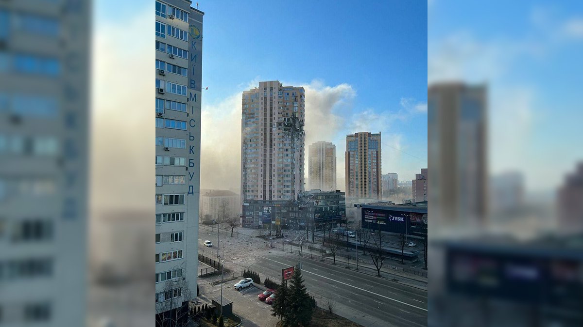 У Києві снаряд влучив у житловий будинок: фото та відео з місця