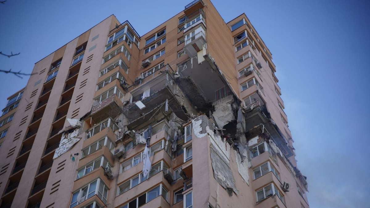 В жилой дом в Киеве попал снаряд — разрушены 5 этажей: видео момента