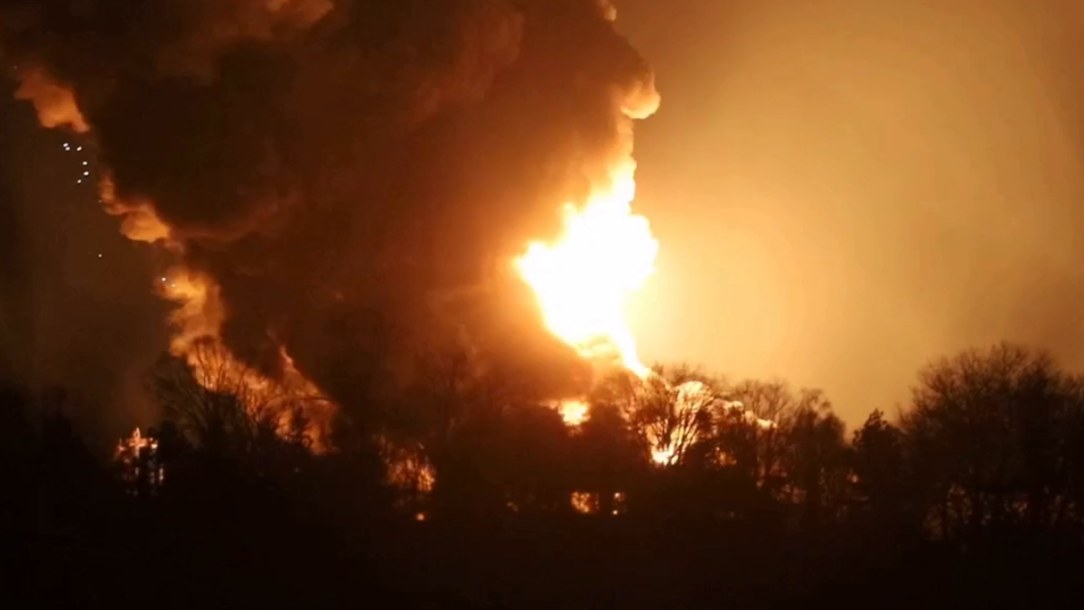 Взрывы в Киевской области: в Василькове оккупанты атаковали нефтебазу