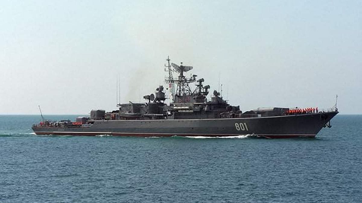 Корабль РФ в Чёрном море хочет прикрыться мирным судном, как щитом: угрожает расстрелом