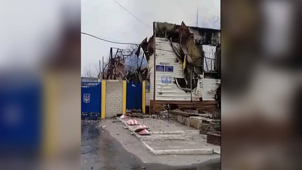 В Луганской области сожгли военкомат: боевики бьют по жилым кварталам