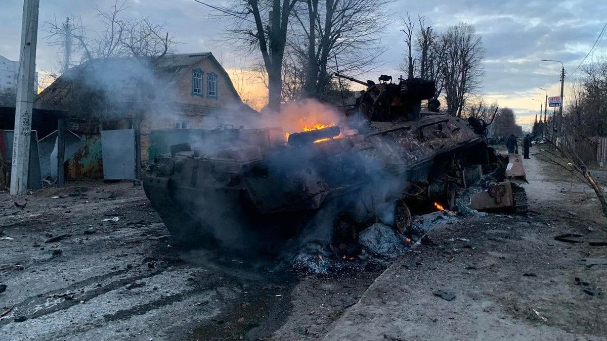 В Сумской области рашисты для провокации взорвали свой БТР и сожгли пункт пропуска