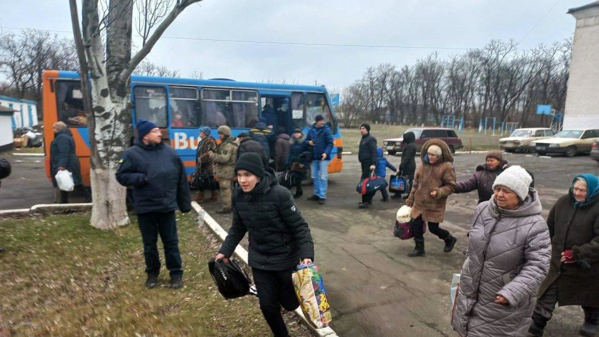 Рятували під обстрілом російських "градів": із Волновахи та найближчих до неї сіл евакуювали близько 400 людей