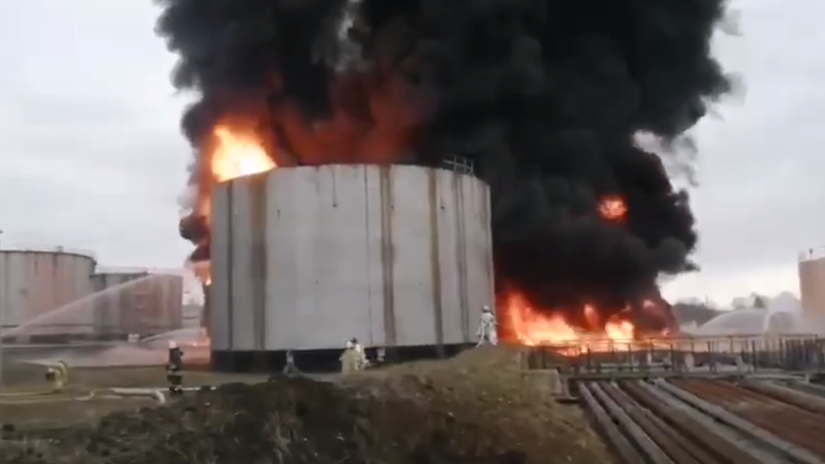 Взрыв в Луганске: предварительно, начался сильный пожар на нефтебазе