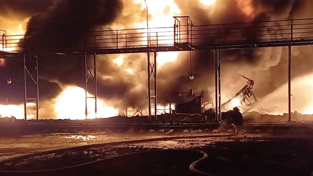 Оккупанты ударили по нефтебазе в Житомире, возник большой пожар