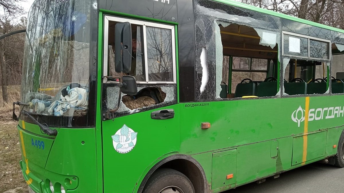 Оккупанты обстреляли эвакуационный автобус и ряд сел в Киевской области: 3 человека ранены