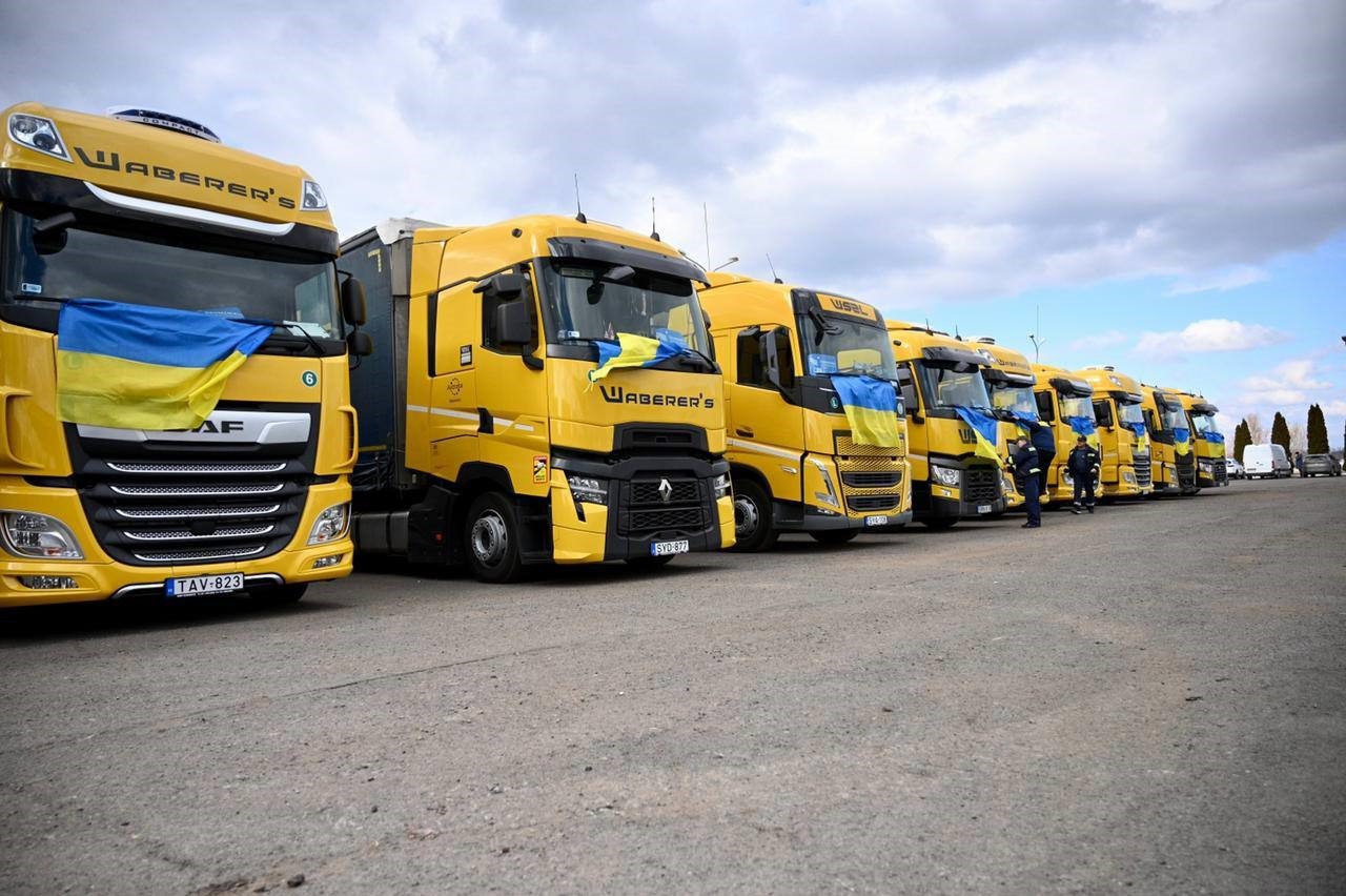 Угорщина передала Україні 10 вантажівок із гуманітарною допомогою