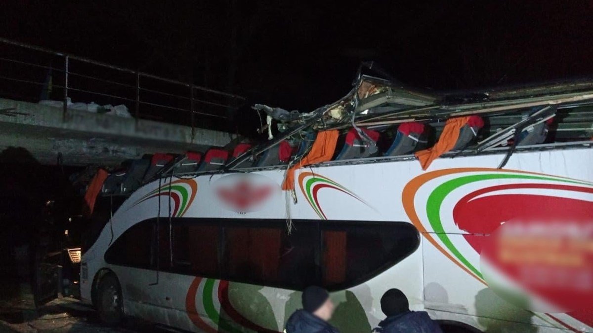 Эвакуационный автобус попал в ДТП в Черкасской области: в салоне находилось 24 пассажира, из них — 9 детей