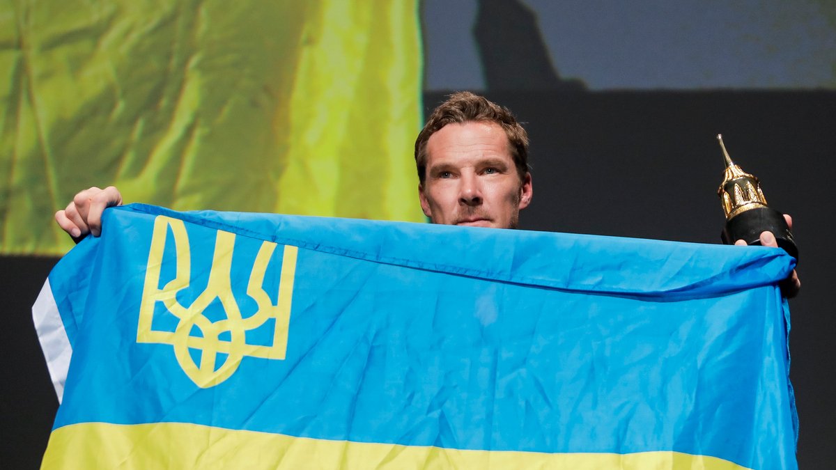 Звезда Шерлока Камбербэтч поддержал Украину и на церемонии награждения гордо поднял флаг