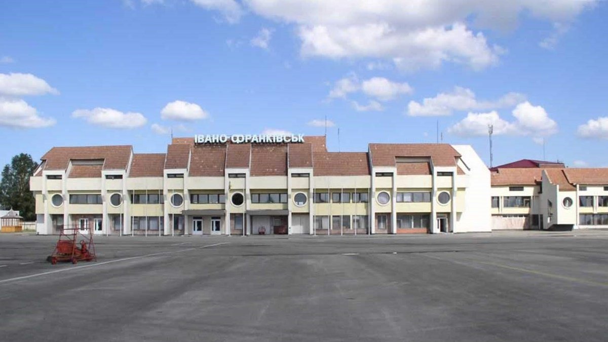 Боевики нанесли удар по аэропорту в Ивано-Франковске: слышны взрывы