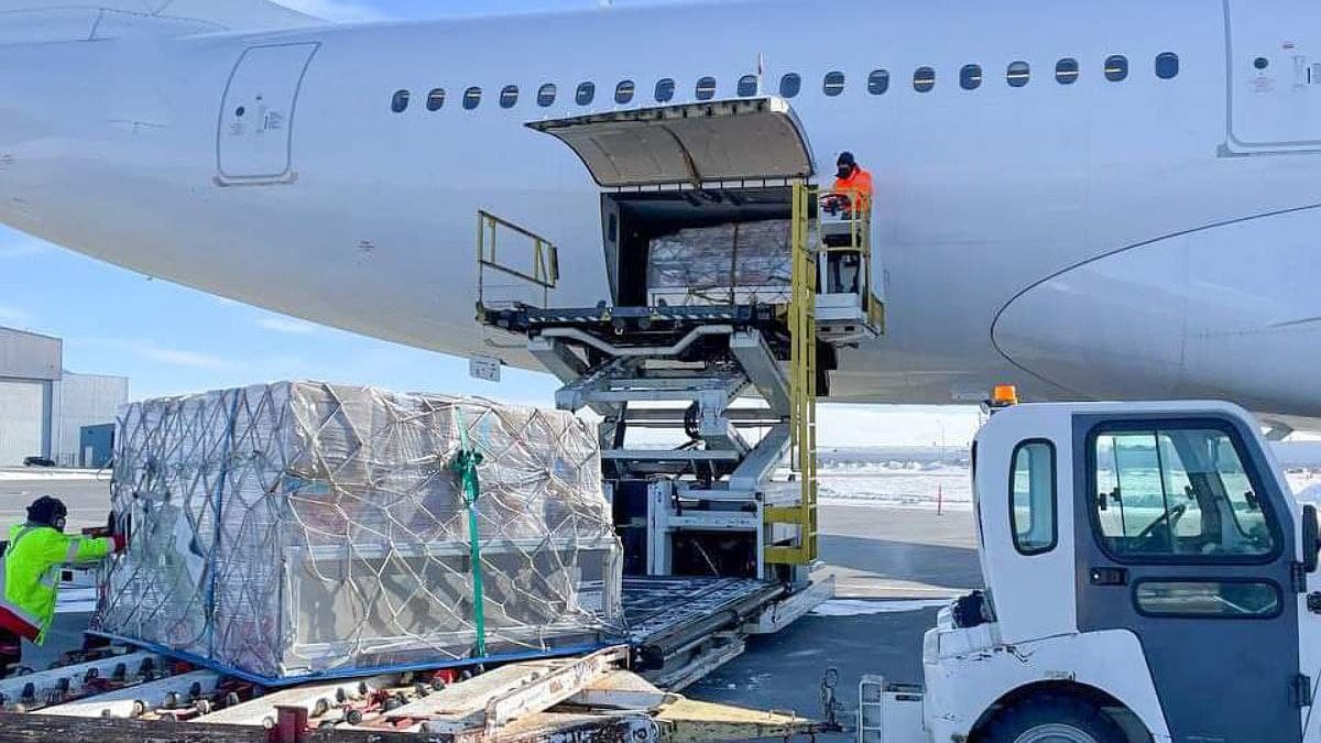 Канада відправила в Україну літак з ліками, обладнанням та спецодягом