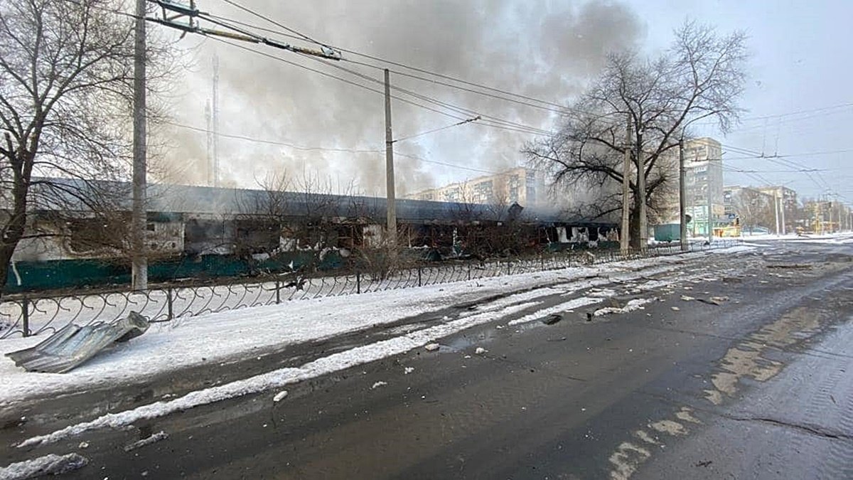 В Луганской области боевики обстреляли дом престарелых и газопровод: два человека ранены