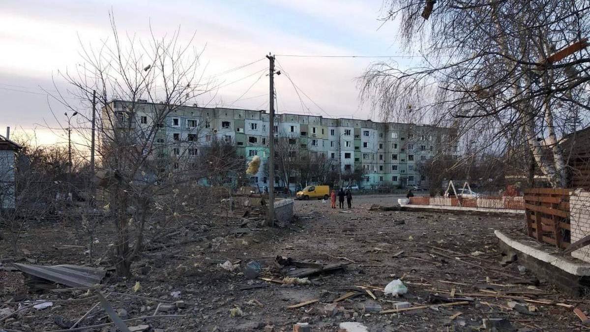 Окупанти запустили «Іскандер» по селищу на Київщині: зруйновано будинок на 60 квартир