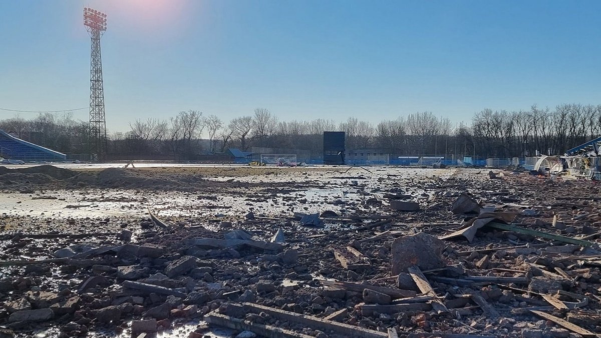 Окупанти розбомбили стадіон та бібліотеку у Чернігові: яка зараз ситуація в області