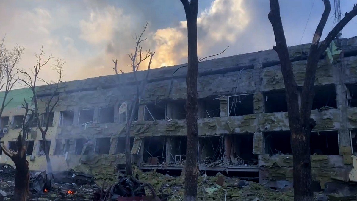 Російські окупанти обстріляли та зруйнували понад 140 лікарень в Україні