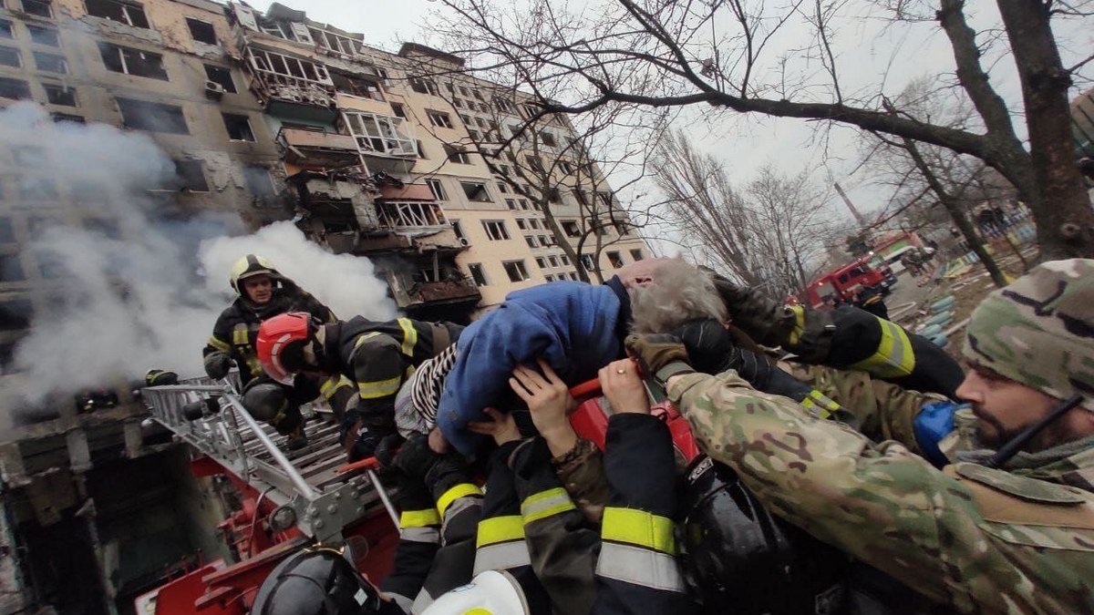 В Киеве боевики обстреляли многоэтажку, возник пожар: погиб 1 человек