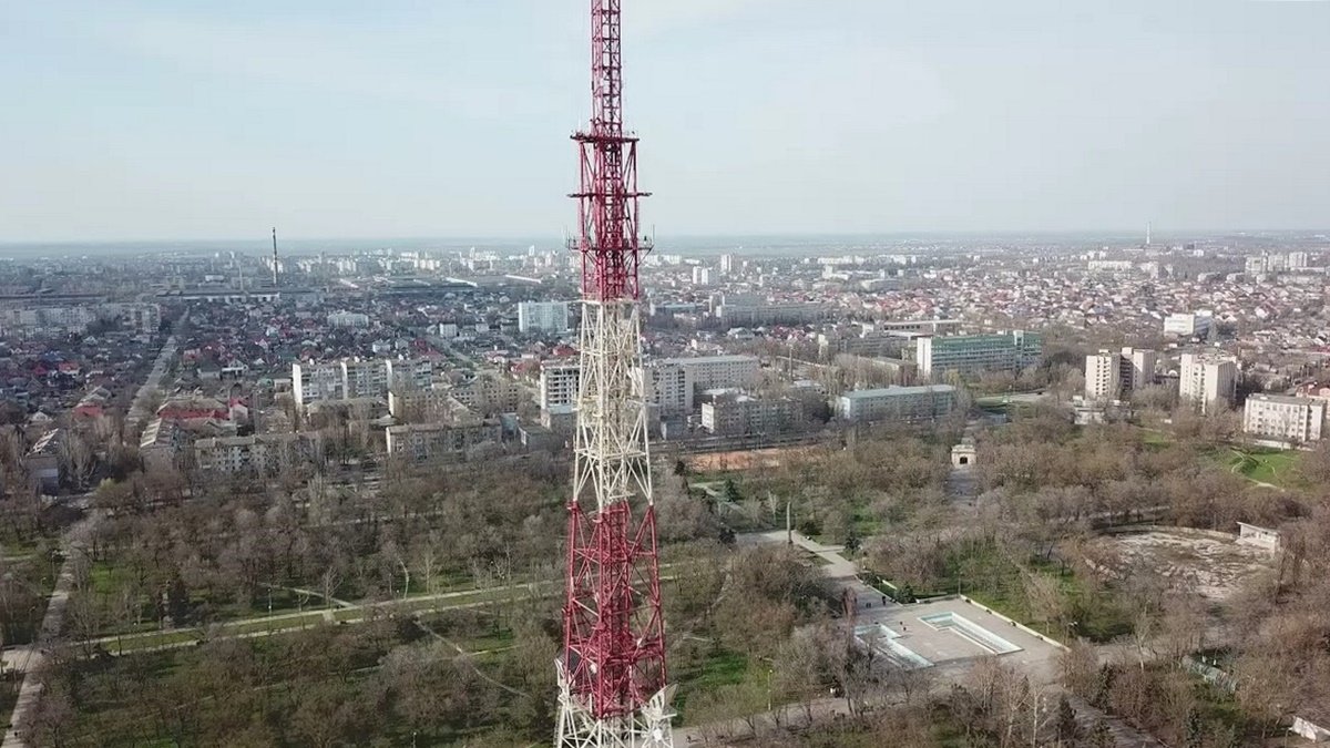 В Ровно боевики обстреляли телебашню: радио и телеканалы не работают