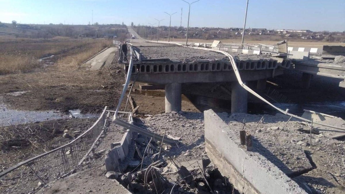 Окупанти розбомбили міст між Запоріжжям та Енергодаром: людей не можуть евакуювати
