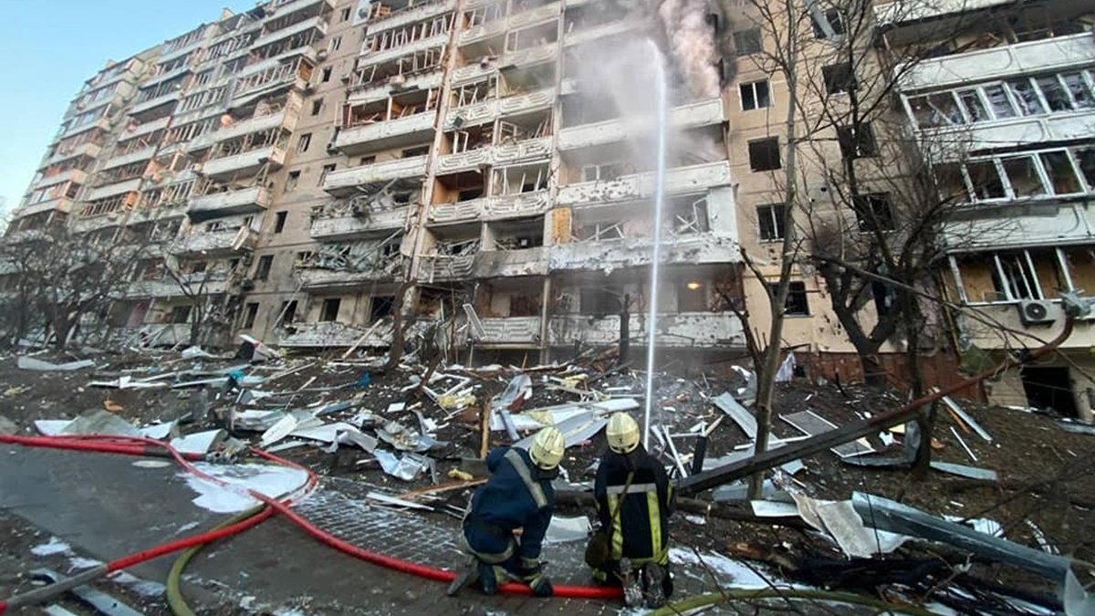 В Киеве снаряд оккупантов попал в многоэтажку и частный дом: есть  пострадавший