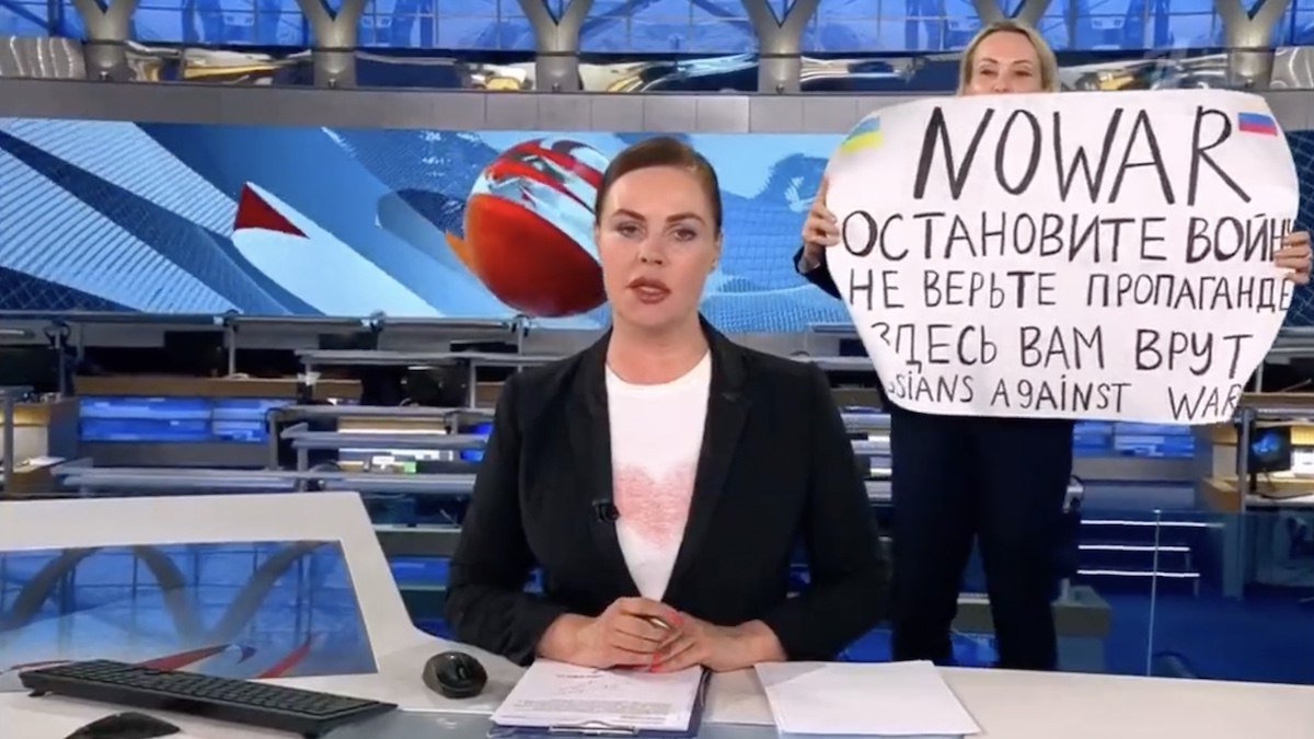 Девушка с антивоенным плакатом на российском ТВ: героиня или актриса?