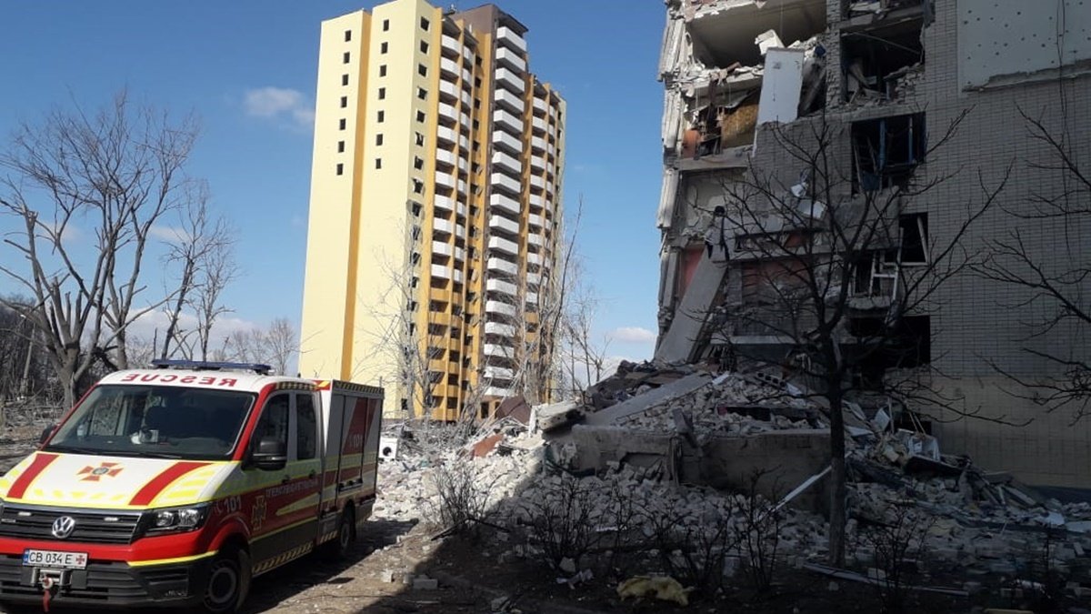 В Чернигове после обстрелов боевиков из-под завалов общежития достали тела 5 погибших, из них 3 – дети