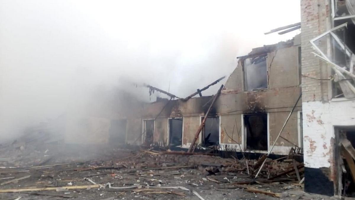 Ракети окупантів влучили у школу та будинок культури в Харківській області: загинула 21 особа, ще 25 поранено