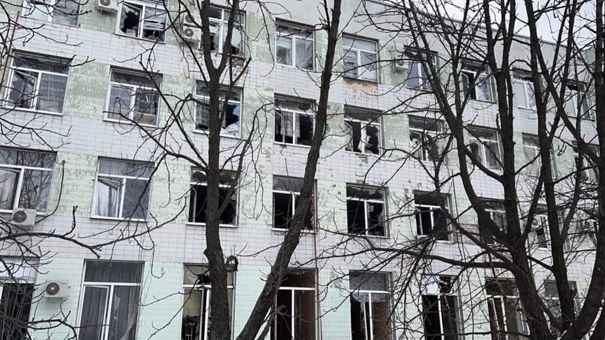 Рашисты обстреляли больницу в Лисичанске: они выпустили десять снарядов