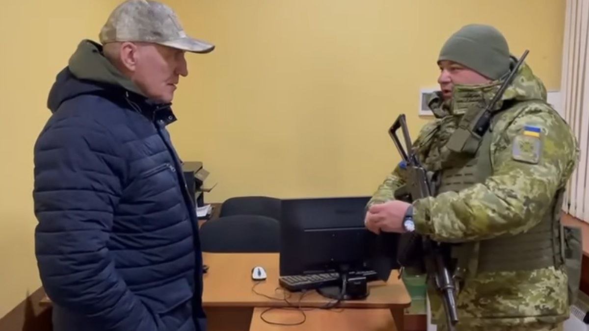 Українські прикордонники вручили послу Білорусі "30 срібняків" за зраду: відео