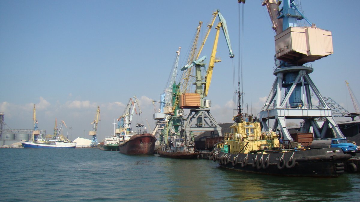 Рашисты похитили из Бердянска пять украинских кораблей с зерном