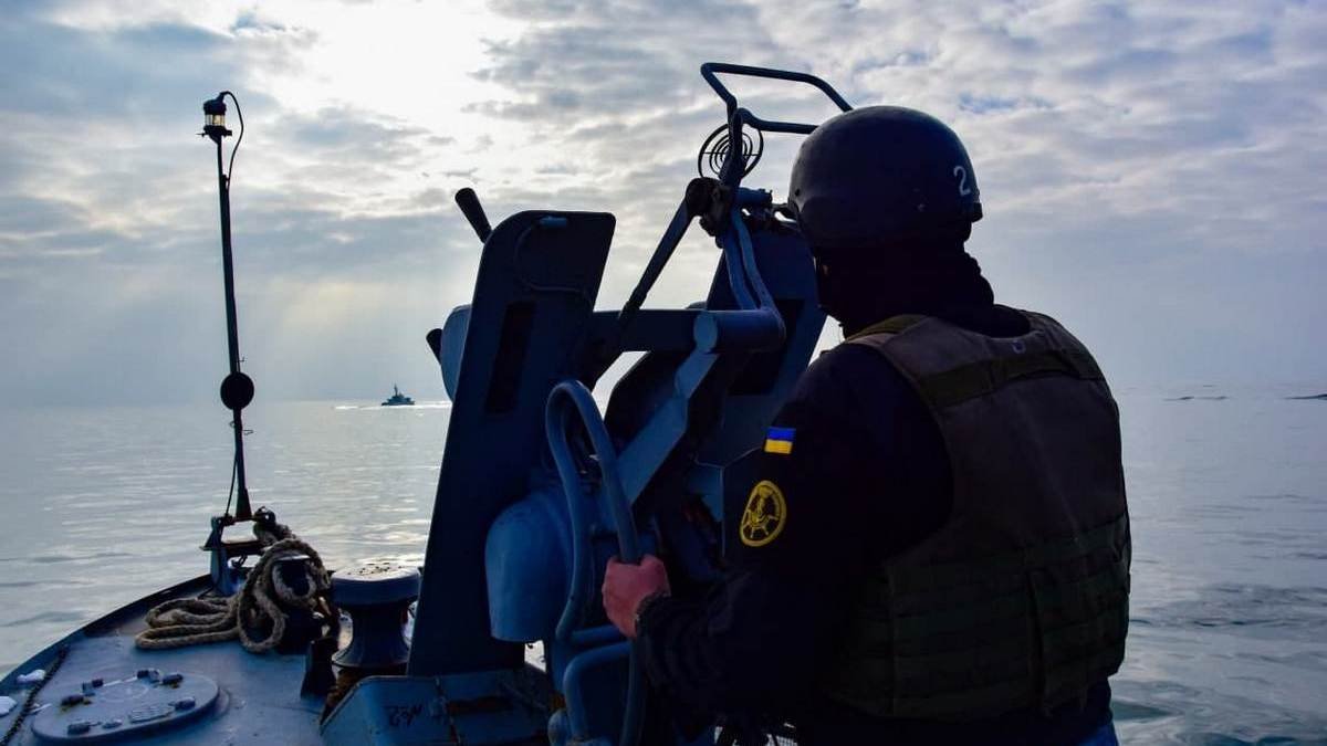 Российские боевики закрашивают на своих кораблях названия и бортовые номера