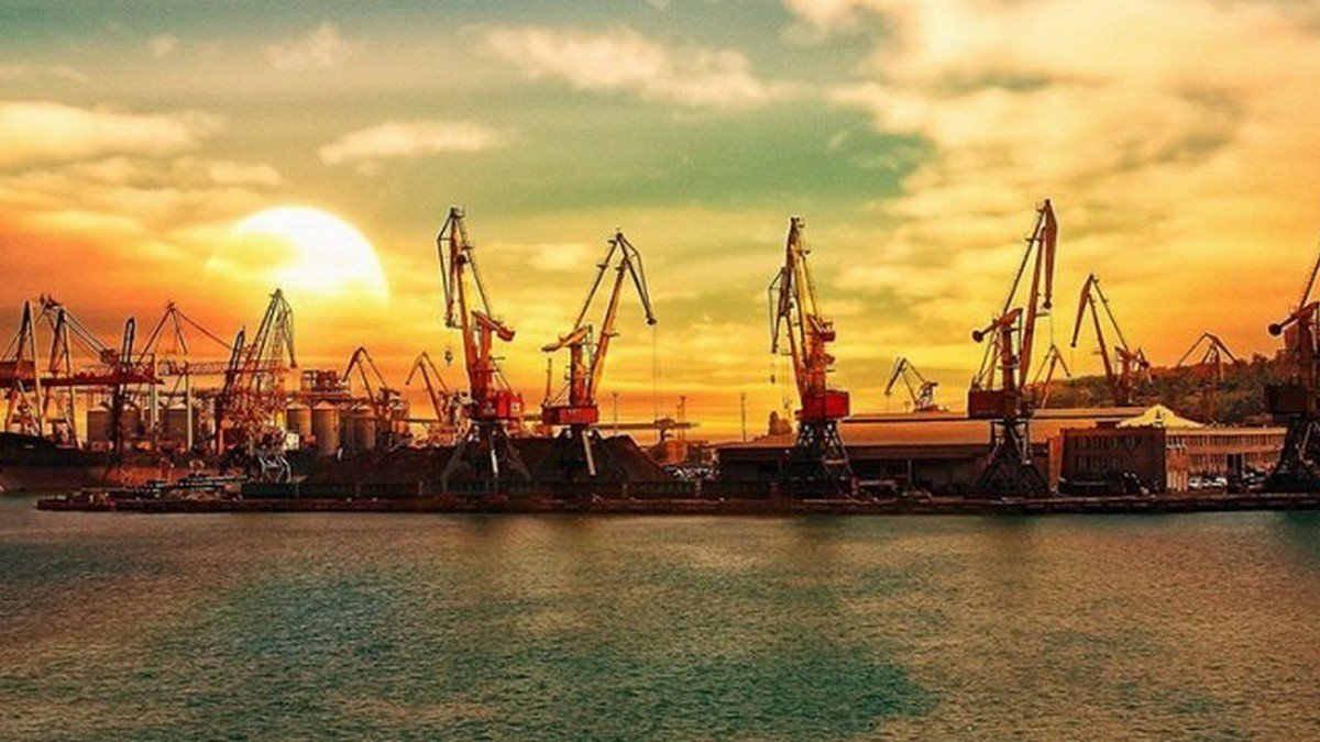 В украинских черноморских портах частично обрабатываются имеющиеся суда