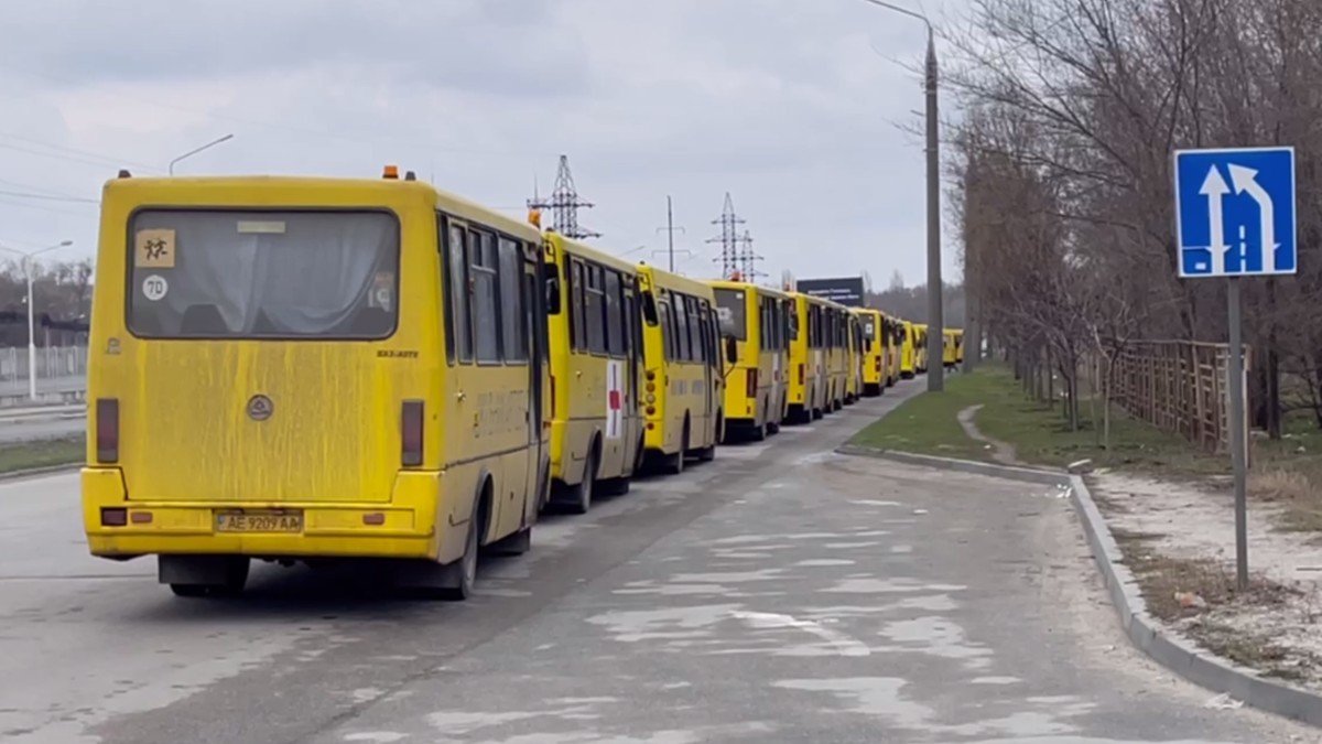 В Сумской области боевики воруют автомобили и школьные автобусы