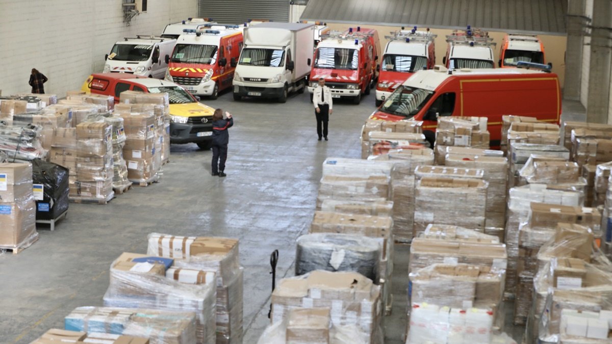 Франция передала Украине 11 пожарных машин, 16 карет скорой помощи и медицинское оборудование