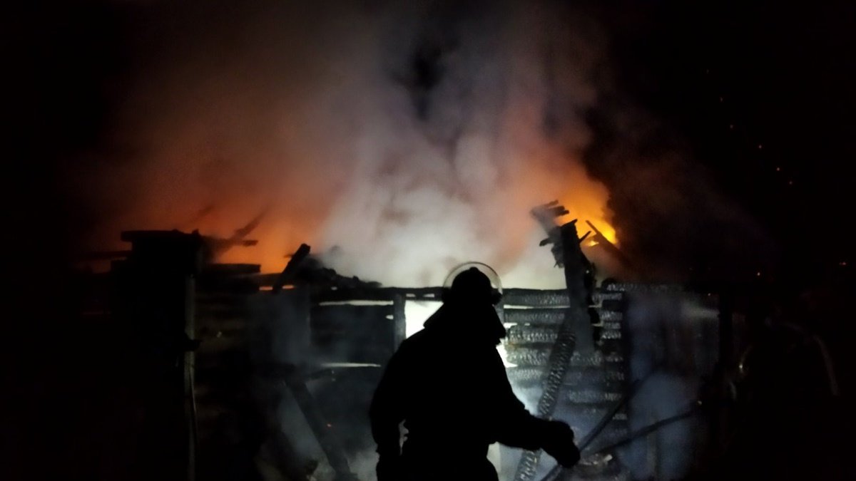 Бойовики всю ніч обстрілювали мирних жителів Тростянця: у місті спалахнула пожежа, рятувальників не пускають до місця