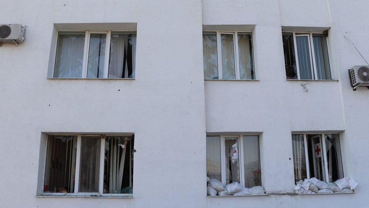 Украинцам стали предлагать услуги по укреплению разрушенных окон в жилых домах: как не стать жертвой мародеров и диверсантов