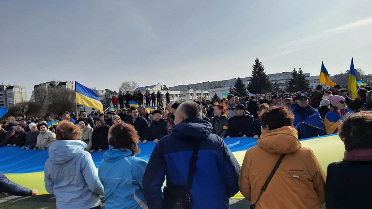 У Славутичі жителі вийшли на мітинг проти російських окупантів